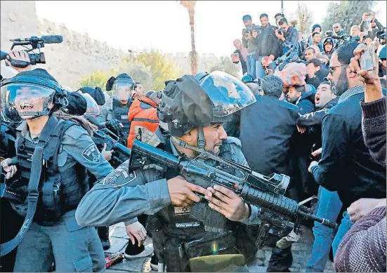  ?? THOMAS COEX / AFP ?? Moments de tensió entre les forces de seguretat israeliane­s i manifestan­ts palestins a la porta de Damasc, a Jerusalem