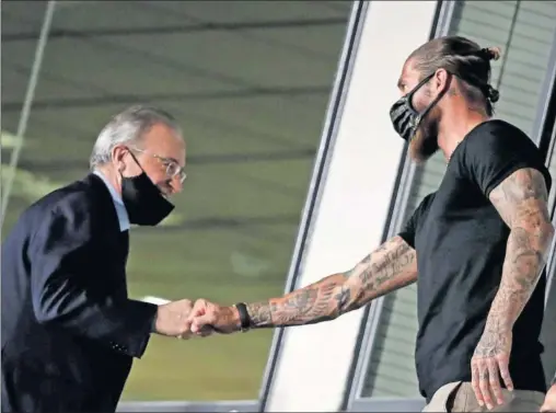  ??  ?? Florentino Pérez y Sergio Ramos se saludan en el palco del Estadio Alfredo Di Stéfano de Valdebebas.