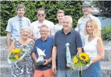  ?? FOTO: CHRISTOPH KLAWITTER ?? Grymmi vergeben: Stefan Bien (oben, von links), Christian Beuter, Raik Nemitz, Anton Heim, Brunhilde Raiser (unten, von links), Preisträge­r Peter Weiler, Joachim Gäbele und Anne Richter nach der Preisverle­ihung.