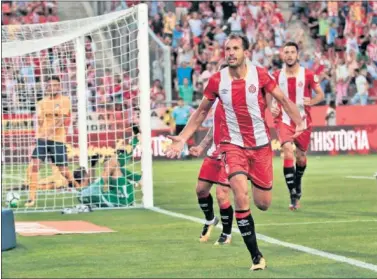  ??  ?? GOLEADOR. Christian Stuani festeja el segundo gol que logró contra el Atlético de Madrid en Montilivi.