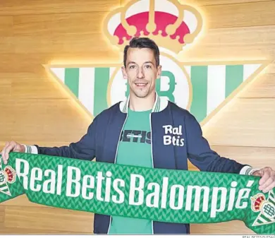  ?? . REAL BETIS FUTSAL ?? Ángel Velasco posa con la bufanda del Real Betis tras firmar su renovación hasta 2026.