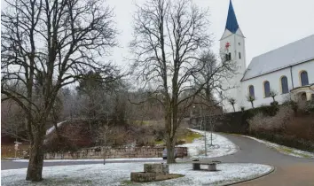  ??  ?? Gestartet wird an der Binswanger St.‰Nikolaus‰Kirche. Dort gibt es einen schönen Ausblick aufs Dorf.