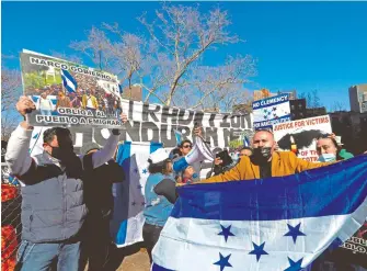  ?? PETER FOLEY/EFE ?? Decenas de hondureños en Nueva York festejaron la sentencia contra el exsenador y hermano del aún presidente del país centroamer­icano