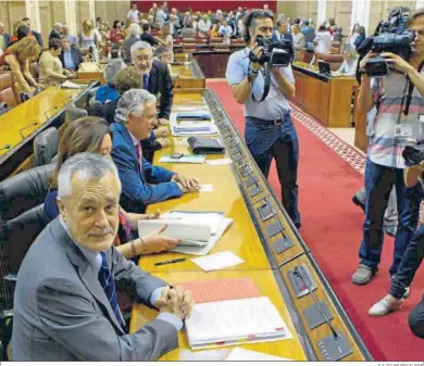  ?? JULIO MUÑOZ/ EFE ?? José Antonio Griñán, en el Parlamento, junto a su Gobierno de 2011.