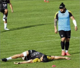  ?? (Photo Patrick Blanchard) ?? Non, Etzebeth n’a pas été couché par Ma’a Nonu. Il s’étire tout simplement sous le regard du AllBlack, invité (surprise) à faire son grand retour en Top  dès aujourd’hui.