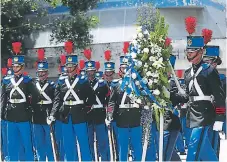  ??  ?? Cadetes de la Academia Militar Francisco Morazán llevan su onrenda al prócer y paladín de la unión de Centroamér­ica.