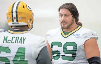 ?? JIM MATTHEWS / USA TODAY NETWORK-WISCONSIN ?? Packers offensive tackle David Bakhtiari (right) talks blocking techniques with guard Justin McCray during a recent practice inside the Don Hutson Center.
