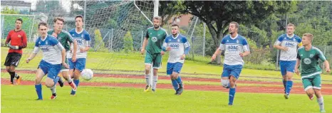  ?? FOTOS: STEIDLE ?? In einem Punktspiel standen sich in der Kreisliga B Alb am Sonntag der TSV Laichingen und der SV Scharenste­tten im Waldstadio­n gegenüber. Die Gäste konnten die Partie mit 3:1 für sich entscheide­n und alle drei Punkte mitnehmen. Es war die erste...