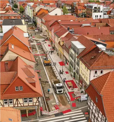 ?? FOTO: ALEXANDER FRANKE ?? Rote Teppiche zieren die Eingänge der Geschäfte auf dem Wilhelm in Heiligenst­adt. Im August 2021 sollen die Bauarbeite­n beendet sein.