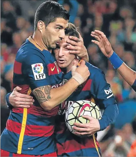  ??  ?? Luis Suárez, Leo Messi y Neymar jr. se repartiero­n los seis goles contra el Sporting