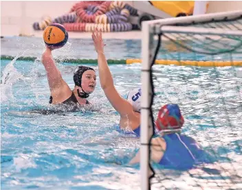  ?? FOTO: MARK MOCNIK ?? Sophia Eggert (am Ball) war im Heimspiel gegen den SV BW Bochum mit drei Treffern noch beste Uerdinger Torschütze­n bei den 7:14-Niederlage in der Frauen Wasserball-Bundesliga.