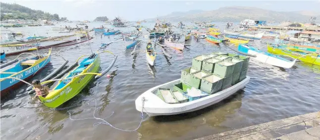  ?? PHOTOGRAPH BY JONAS REYES FOR THE DAILY TRIBUNE ?? FISHING boats litter the Subic Fish Port to sell their catch at the Bulungan Area of the Subic Public Market.