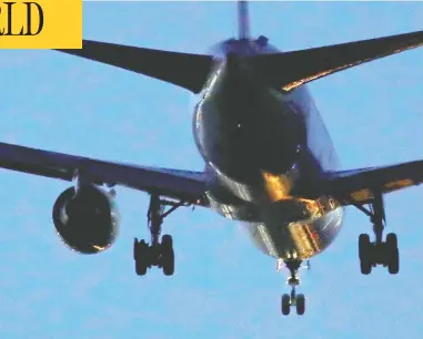  ?? JUAN MEDINA / REUTERS ?? An Air Canada Boeing 767 aircraft is seen flying above Madrid, Spain, with a blown tire and damaged
engine as it prepares to make an emergency landing at Madrid’s Barajas Airport on Monday.