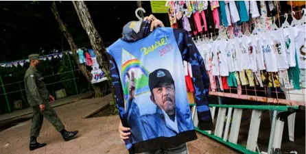  ?? AFP ?? Venta de camisetas con la imagen de Ortega en una parada de buses en Managua.