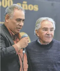  ??  ?? Jacinto Chacha, director de Culturas Populares, y el historiado­r Enrique Florescano.
