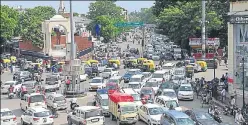  ?? SUBHANKAR CHAKRABORT­Y/ HT PHOTO ?? Traffic jam at Hazaratgan­j crossing in Lucknow on Tuesday.