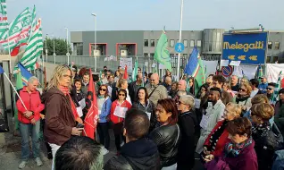  ??  ?? Il presidio Lavoratori e sindacati davanti allo stabilimen­to Melegatti di San Giovanni Lupatoto