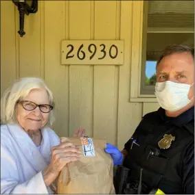  ?? WESTLAKE MEALS ON WHEELS ?? A Westlake Meals on Wheels recipient receives a meal from Barry Bagels.