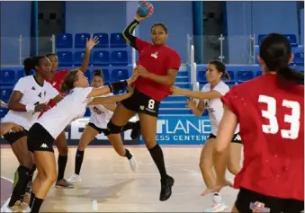  ??  ?? Marie Fall, Mélissa Agathe (ballon en main) et Martina Skolkova (de dos) ont hâte de retrouver la compétitio­n. (Photos Petrazur/OGCN, Sylvain Mustapic et La Rose/Puget)