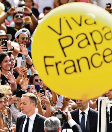  ?? (ANDREAS SOLAR ?? Le pape sur la place Saint-Pierre. François est un ardent défenseur de l’oecuménism­e et sa visite en Suisse s’inscrit dans cette mouvance.