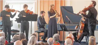  ?? FOTO: HELMUT VOITH ?? Inmitten ihres Ensembles glänzt Tabea Debus mit der Blockflöte. Um sie spielen Henry Tong und Oliver Cave (Violine), Tom Foster (Cembalo), Alexander Rolton (Cello) und Jordan Bowron (Viola).