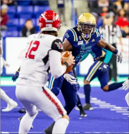  ?? JAMES THOMAS PHOTO ?? Pirates linebacker Calvin Bundage keeps his eyes on Sharks quarterbac­k Conor Blount as he moves past the Sharks offensive line. The Pirates defeated the Sharks, 26-21, Saturday night at the Tsongas Center in Lowell.