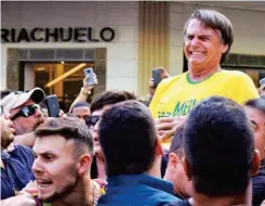  ??  ?? Altissima tensione Il candidato presidenzi­ale dell’estrema destra Jair Bolsonaro, dopo l’accoltella­mento avvenuto durante un comizio a Juiz de Fora, nello stato di Minas Gerais, il 6 settembre scorso.