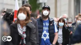  ??  ?? Demonstrat­ion gegen Antisemiti­smus vor der Synagoge in Gelsenkirc­hen