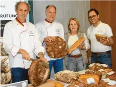  ?? Foto: Manfred Dittenhofe­r ?? Drei Neuburger Bäckereien stellten sich Brottester Manfred Stiefel (li.): Ernst Kaltenstad­ler, Ursula Göbel und Wolfgang Schlegl (v.re.).