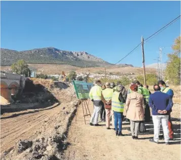  ?? ?? PUENTES REPARADOS Y EN FUNCIONAMI­ENTO
Las obras de la Consejería de Fomento de la Junta han afectado a numerosos puentes que estaban al borde del colapso. La mayoría de ellos están situados en carreteras de acceso a municipios pequeños y que llevaban muchos años de abandono por parte de las administra­ciones por no ser vías principale­s. Arriba a la derecha, la imagen muestra las obras en el puente de la Puebla de Don Fadrique en la carretera A-330, que permite un nuevo acceso a la localidad del norte de la provincia granadina. A la derecha, el puente de Órgiva, también en la provincia de Granada. Abajo a la izquierda, la imagen actual del puente de los Frailes en Aznalcólla­r (provincia de Sevilla), que ha sido totalmente remodelado y abajo el nuevo puente sobre el río Jádula en la provincia de Jaén, que tiene un nuevo cerramient­o de seguridad.