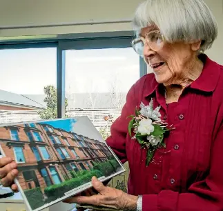  ?? PHOTO: WARWICK SMITH/STUFF ?? Edna Burton, with a photograph of the home she grew up in, in Glasgow, Scotland.