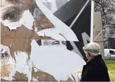  ?? Symbolfoto: Jens Ressing, dpa ?? Solche Bilder sind in ganz Deutschlan­d immer wieder zu sehen. Auch in Bayern kla gen die Parteien über viele zerstörte Wahlplakat­e.