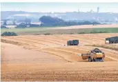  ?? BLAZY
RP-FOTO. ACHIM ?? Ernte in der Region im Sommer 2018: Der Klimawande­l ist in den Augen der Landwirte längst Realität.