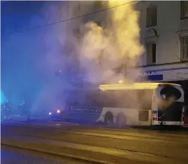  ?? SPT/SEBASTIAN BACKMAN
FOTO: ?? Bussen brann på Mannerheim­vägen, lite norr om Tölö sporthall.