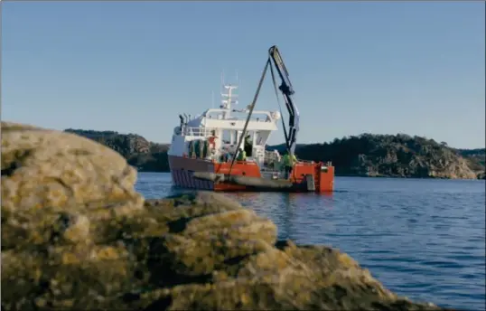  ?? FOTO: ERLEND HADDELAND/MEDIA SØR ?? Seks søyler på 4,5 tonn er senket utenfor Under på Båly, Lindesnes.