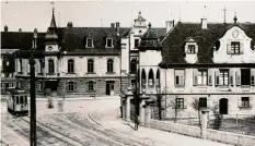  ??  ?? Lechhausen um 1900. Vom Marktplatz zweigt die Blücherstr­aße ab. Wo das Schlössle stand, verläuft seit 1973 die verbreiter­te Straße.