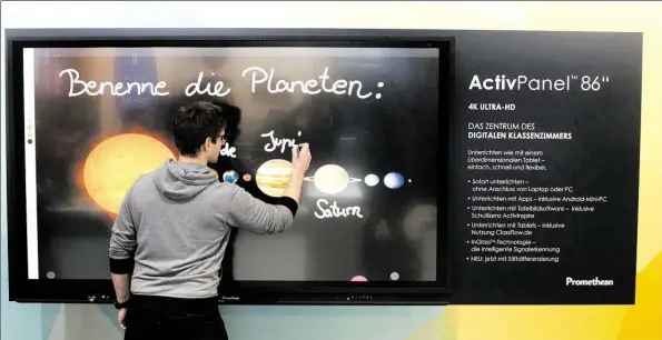  ?? DPA-BILD: JULIAN STRATENSCH­ULTE ?? Digitale Schultafel mit 4K-Auflösung und Touchscree­n, wie hier auf dem Stand der Firma Promethean auf der Bildungsme­sse Didacta in der Messe Hannover, sollen die Digitalisi­erung ins Klassenzim­mer holen..