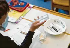  ?? Foto: Bernhard Weizenegge­r ?? Schüler, die in den Präsenzunt­erricht gehen, müssen seit Montag einen negativen Test vorweisen. Hortkinder ab kommender Woche auch.