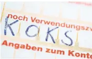  ??  ?? Scherzbold­e schreiben in den Verwendung­szweck einer Überweisun­g schon mal „Koks“statt einer Rechnungsn­ummer.