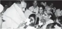  ??  ?? Rajiv Gandhi seen a few moments before his assassinat­ion by an LTTE suicide bomber