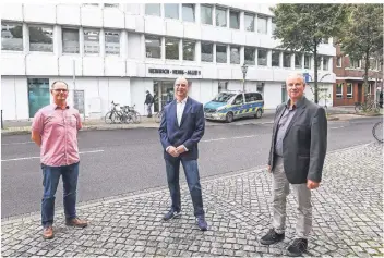  ?? RP-FOTO: HANS-JÜRGEN BAUER ?? Vor dem Haus des Jugendrech­ts: Staatsanwa­lt André Glüsenkamp, Frank Schier (Jugendbeau­ftragter der Polizei) und Stephan Siebenkott­en-Dalhoff (Leiter Soziale Dienste bei der Stadt).