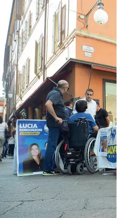  ?? Sotto le Torri ?? Un banchetto all’incrocio fra via d’Azeglio e via IV Novembre: i gazebo ci saranno anche oggi