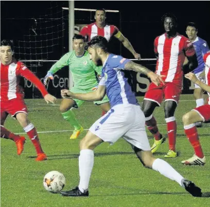  ?? RICHARD HALES ?? Owain Warlow draws the Afan Lido defence