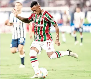  ?? LUCAS MERÇON/FLUMINENSE ?? Marquinhos tenta o passe: novamente improvisad­o na lateral direita, ele fez o gol do Fluminense*