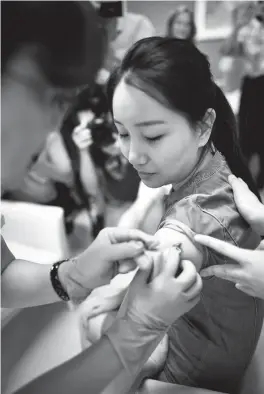  ??  ?? Nurses inject HPV (human papilloma virus) 9-valent vaccine to Shi Jiayu, who is from Beijing, at Boao Super Hospital in south China’s Hainan Province yesterday. — Xinhua