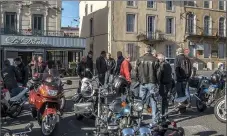  ??  ?? Les motards au rendez vous du départ.