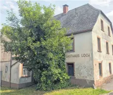  ?? FOTO: KEYBACH ?? Ein verlassene­s Gasthaus in der Nähe des Parks – beispielha­ft für die dortige nähere Umgebung und deren „Attraktivi­tät“.