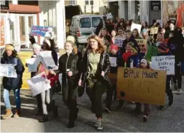  ??  ?? IVRIGE: Barn og ungdom fra hele Grimstad var samlet til klimastrei­ken fredag morgen.