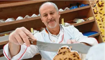  ?? Foto: Silvio Wyszengrad ?? Manfred Stiefel vom Deutschen Brotinstit­ut prüft die Stollen aus Augsburger Backbetrie­ben nach einem festen Schema. Nun war er in der City-galerie aktiv.