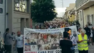  ??  ?? Un momento del corteo per le vittime della strage di Viareggio di otto anni fa